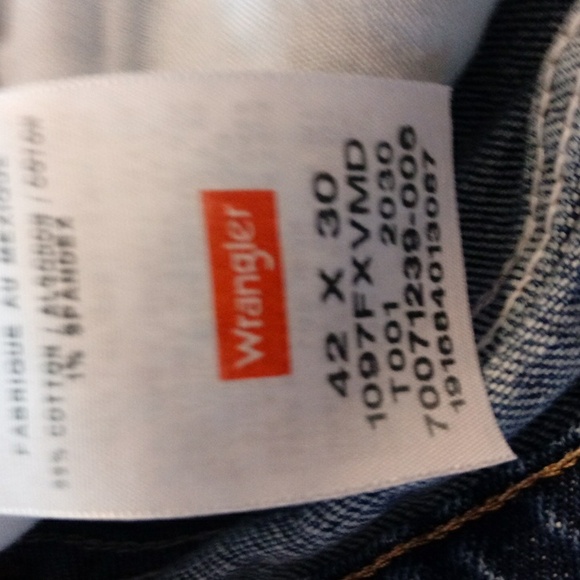 💫Wrangler jeans - 42 x 30 - lightly worn💫 - Picture 2 of 5